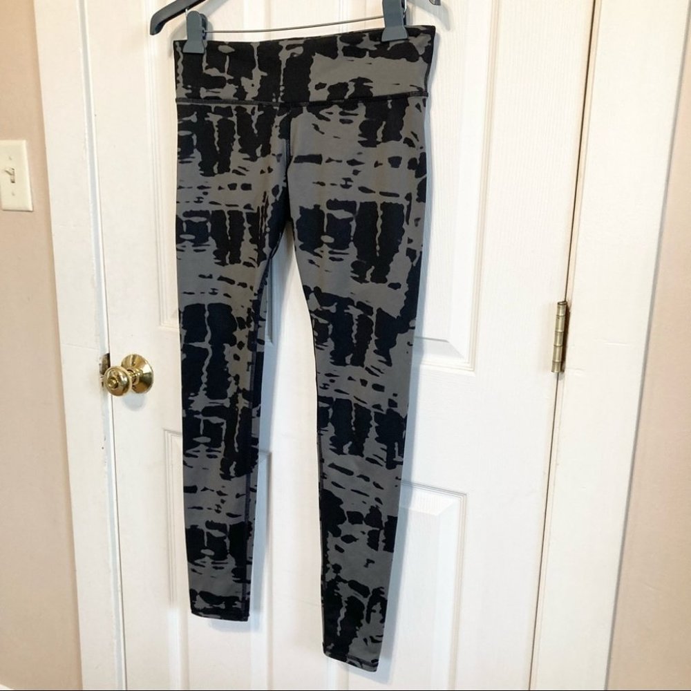 ALO Yoga Airbrush Leggings in Black Tie Dye Size Medium - Picture 4 of 10
